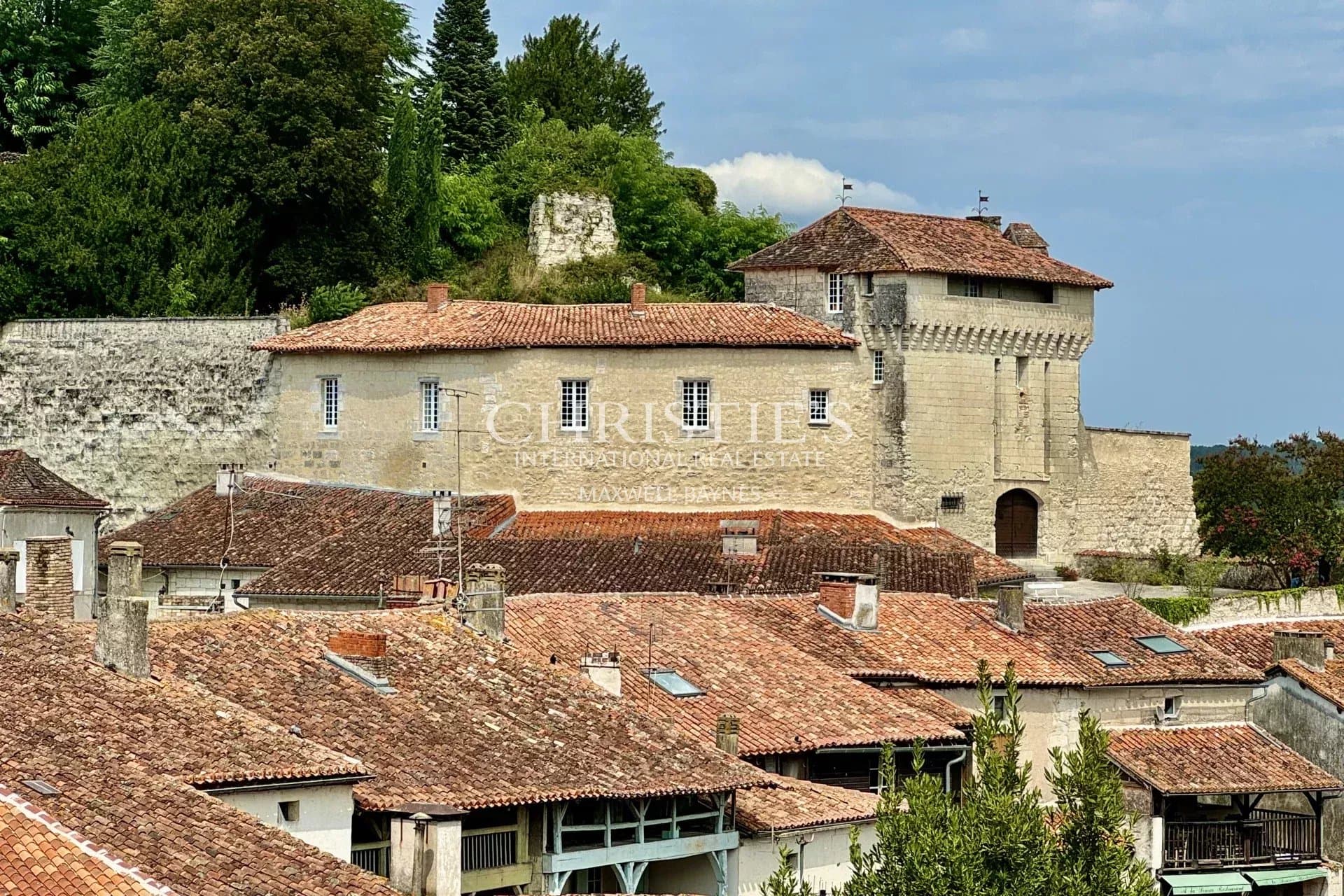 Exclusif : Château Médiéval Intemporel dans une Situation Exceptionnelle en Sud-Charente