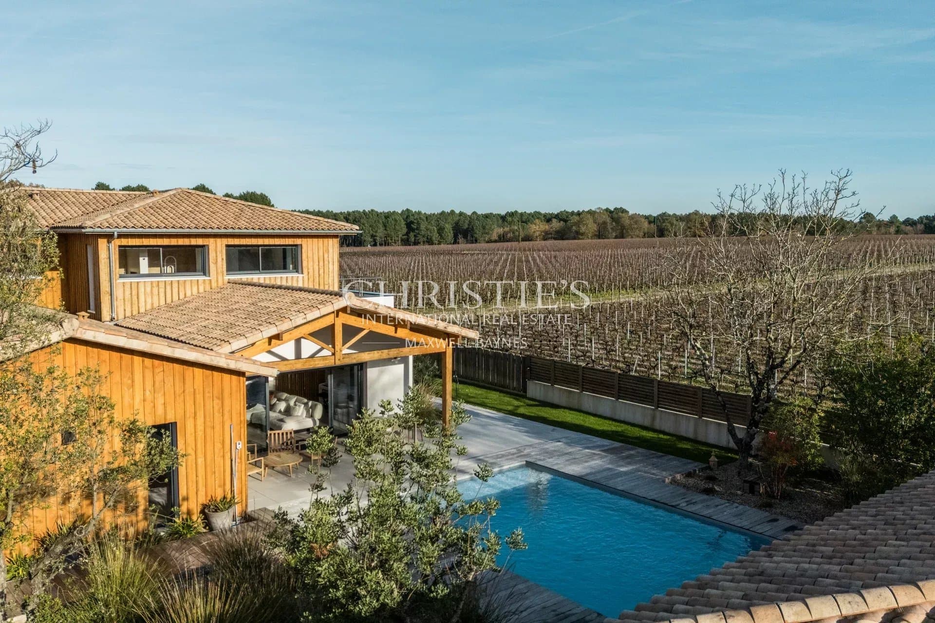 Luxurious 5-Bedroom Home with Pool in Léognan, France