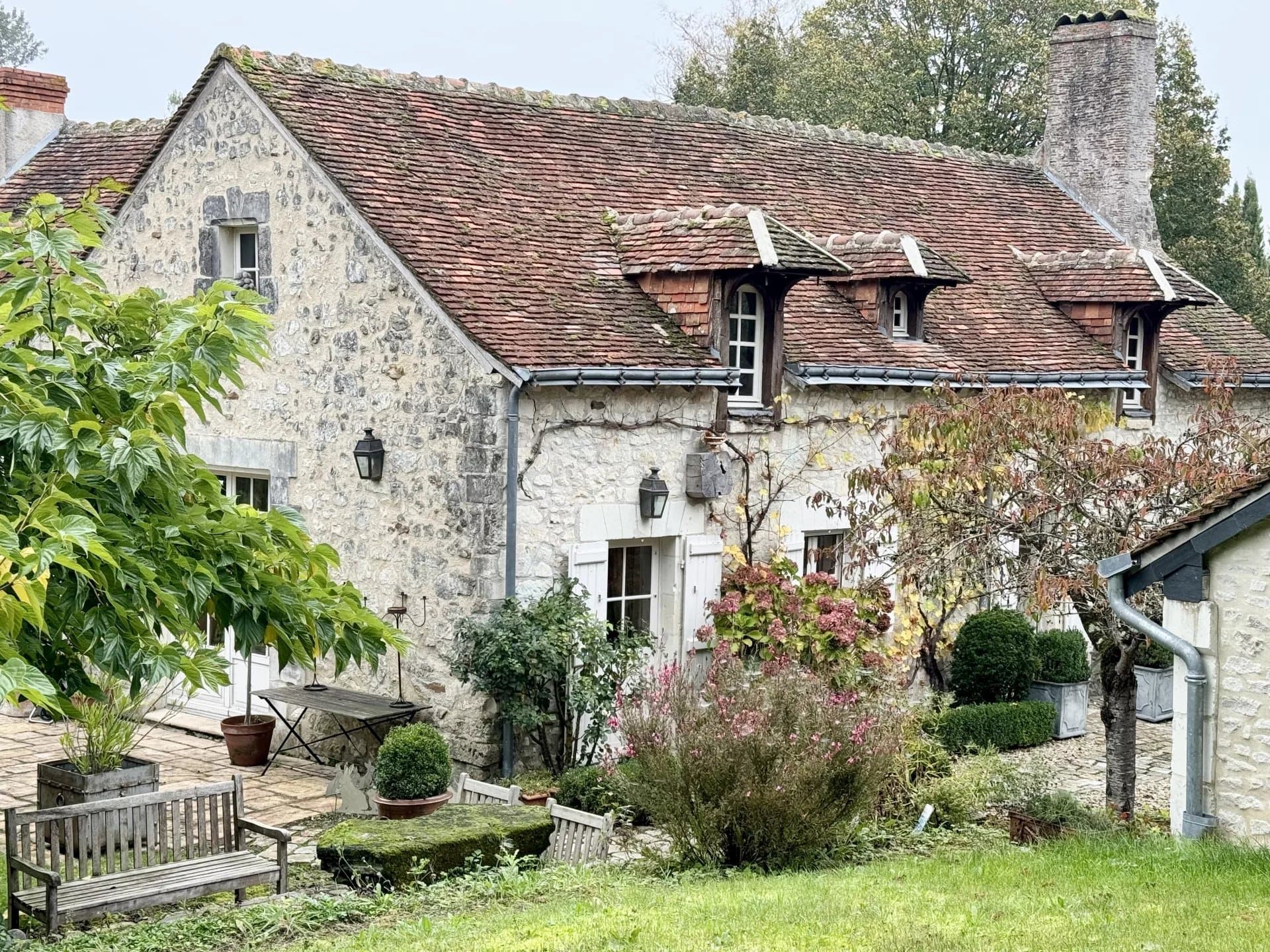 Maison de Campagne avec piscine et 4 hectares de parc et jardin