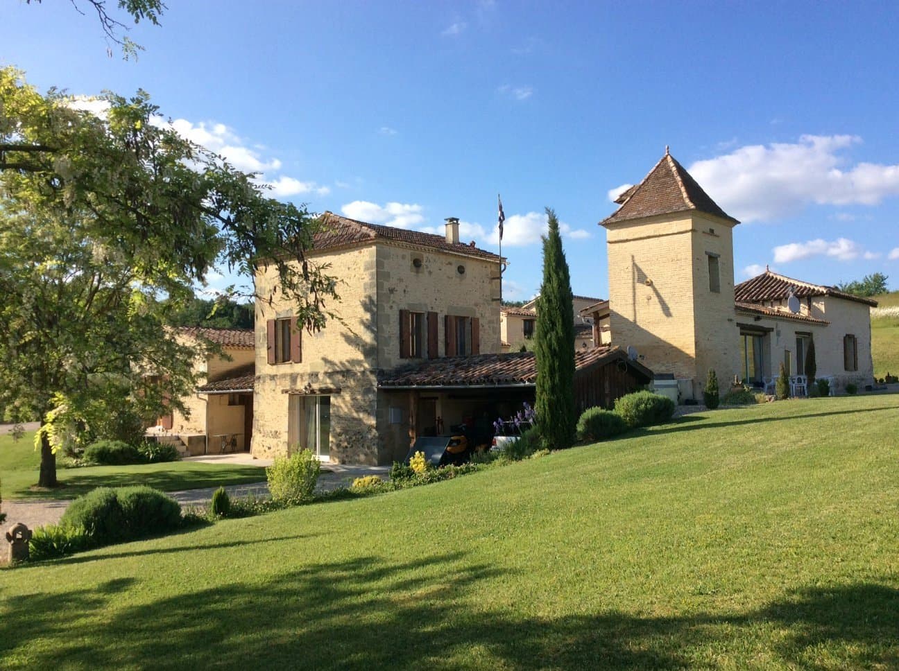 Exceptional country property with independent guest house close to Marmande
