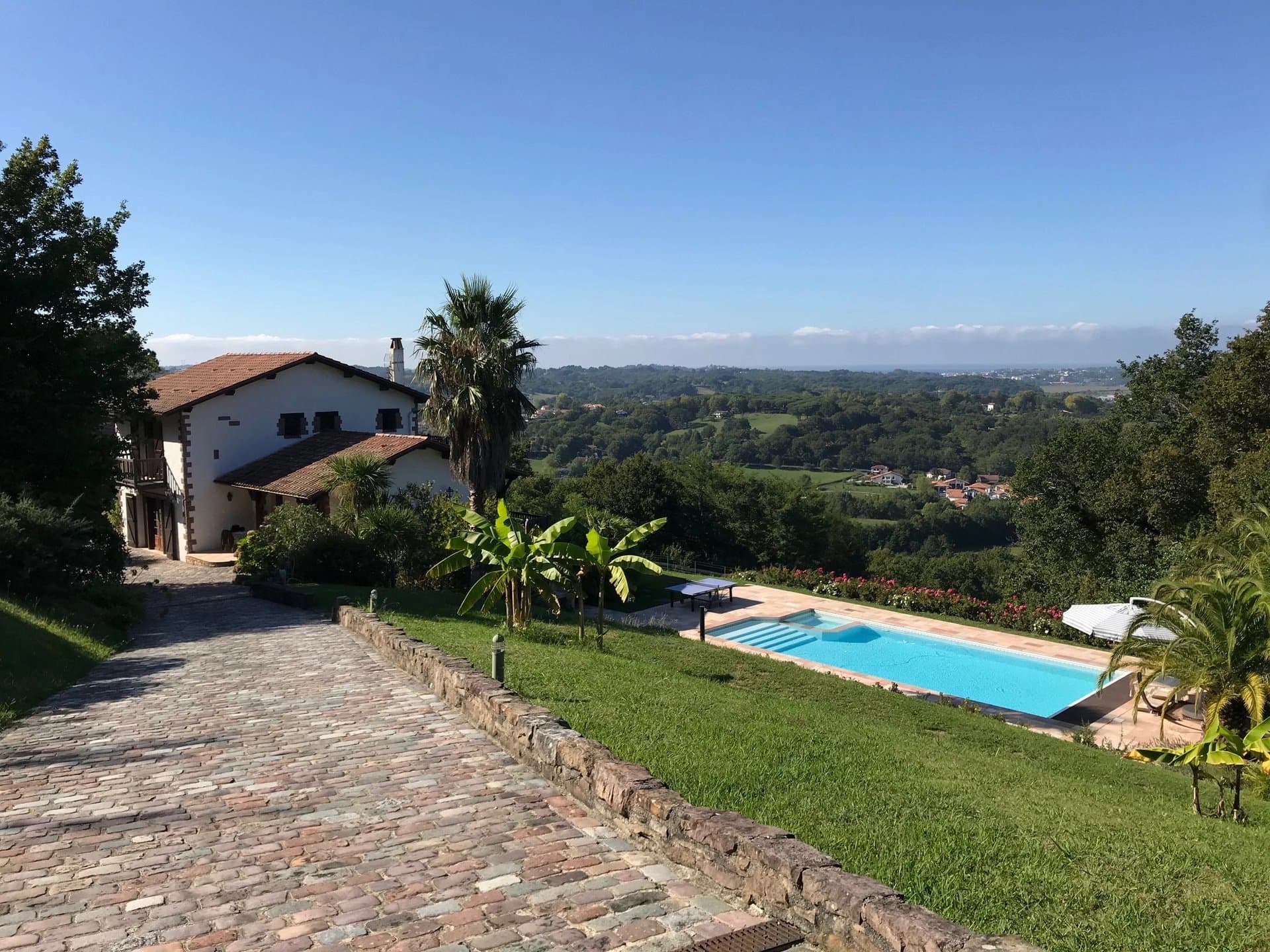VILLA AVEC PISCINE A VENDRE, VUE DOMINANTE PANORAMIQUE