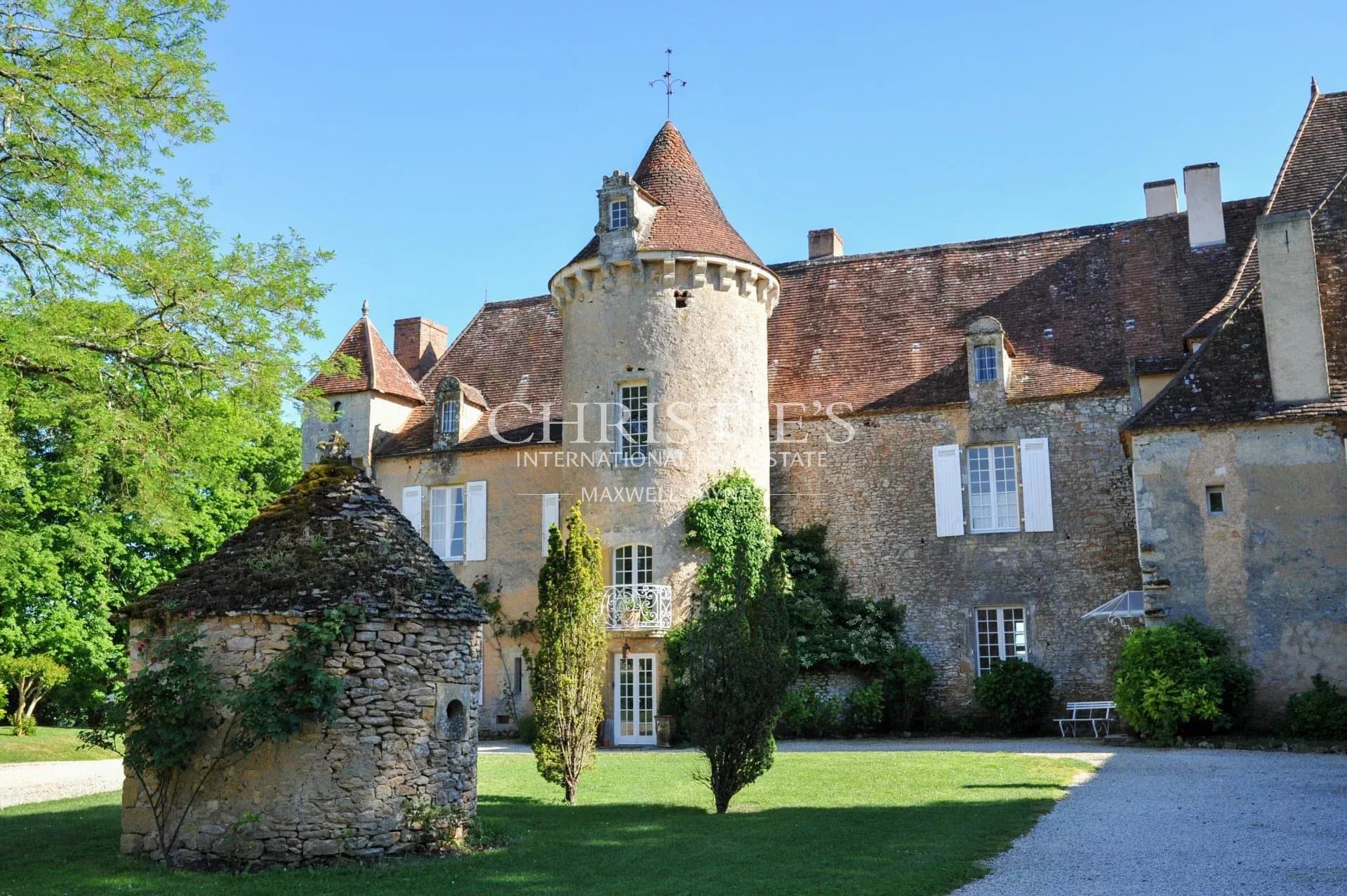 Château avec salle de réception et gîtes dans la vallée de la Dordogne