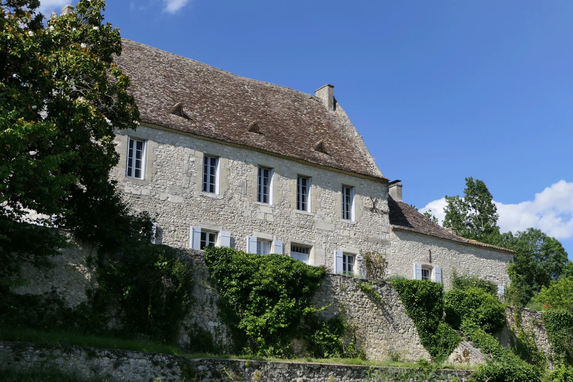 Splendid medieval chateau with superb views close to Duras