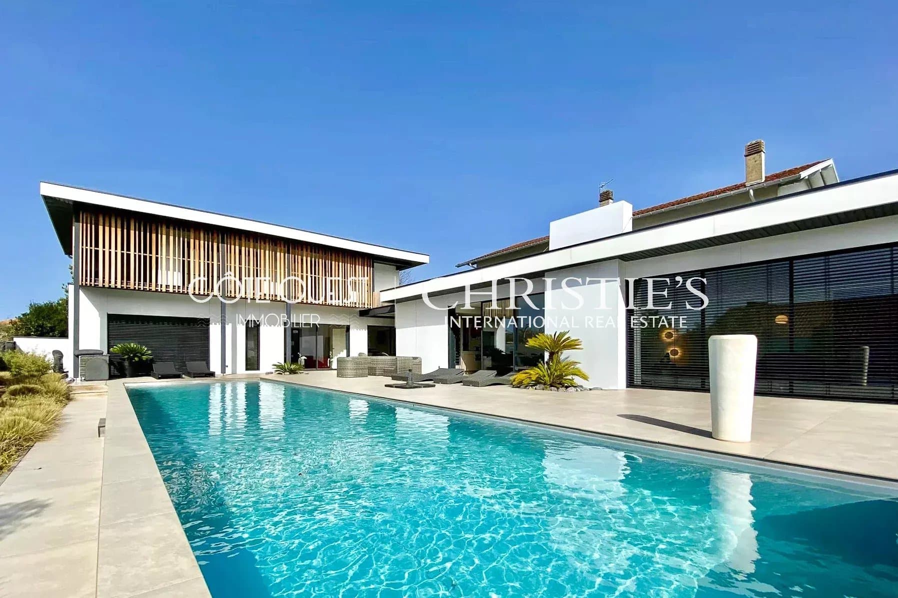 Contemporary villa with pool in Biarritz