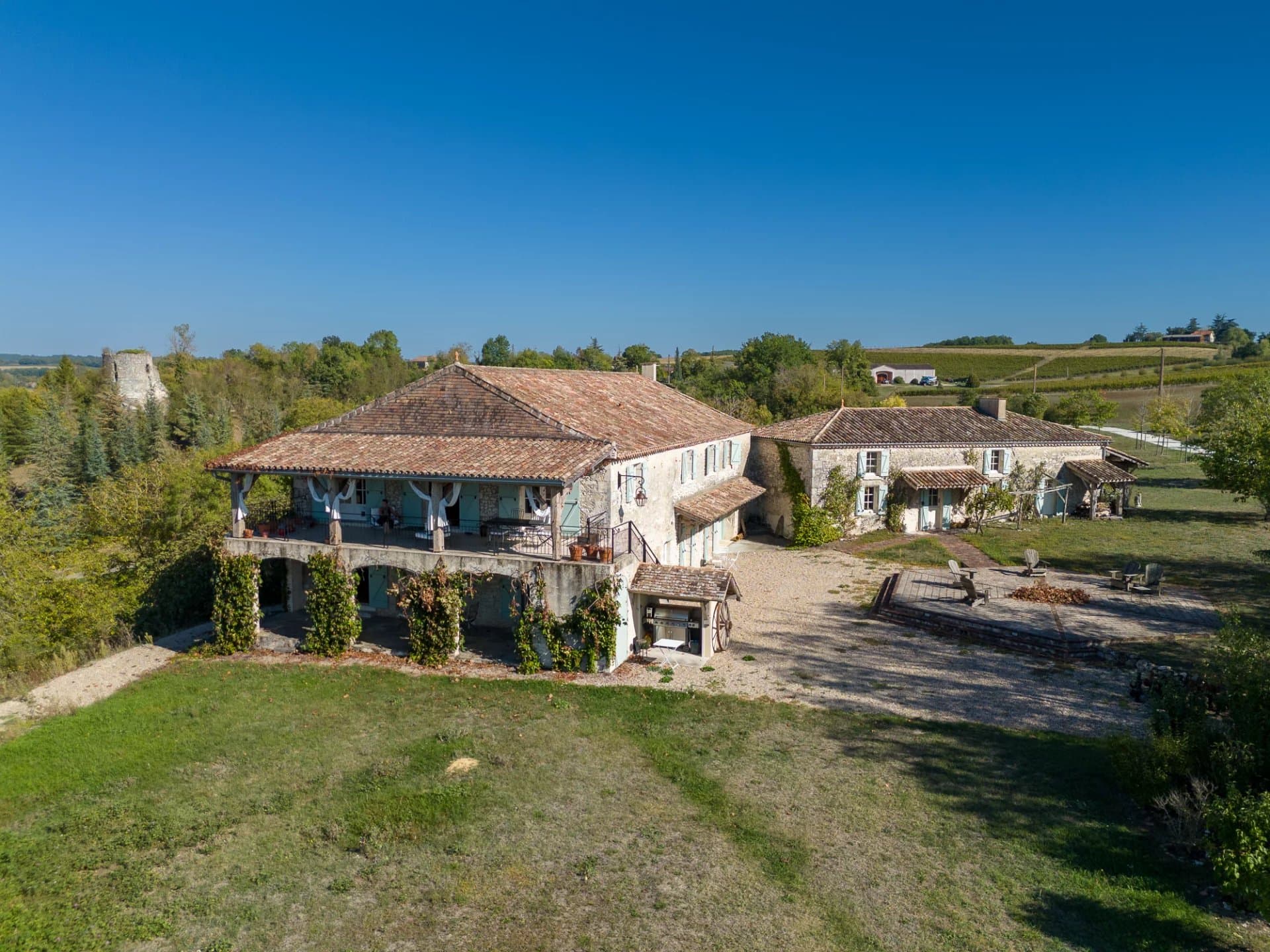 Country estate with guest house, pool and 7 acres, super views, proximity to Duras