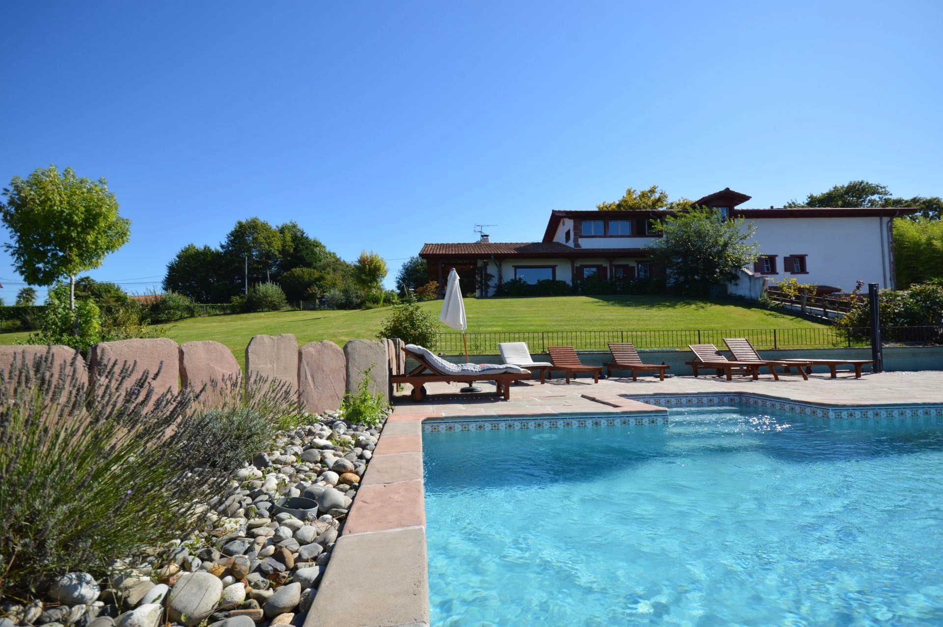 AHETZE A VENDRE MAISON DE 400 m2 AVEC PISCINE SUR 6200 m2 DE TERRAIN