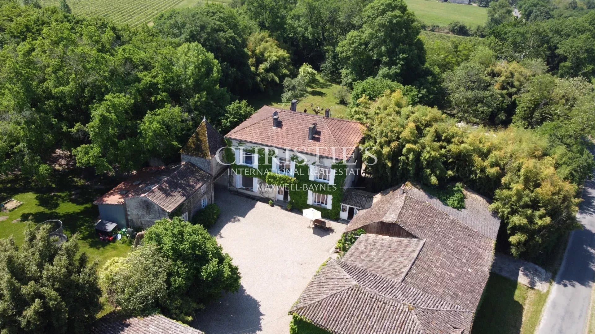 Entre Castillon-la-Bataille et Bergerac - grande propriété agricole, viticole et touristique