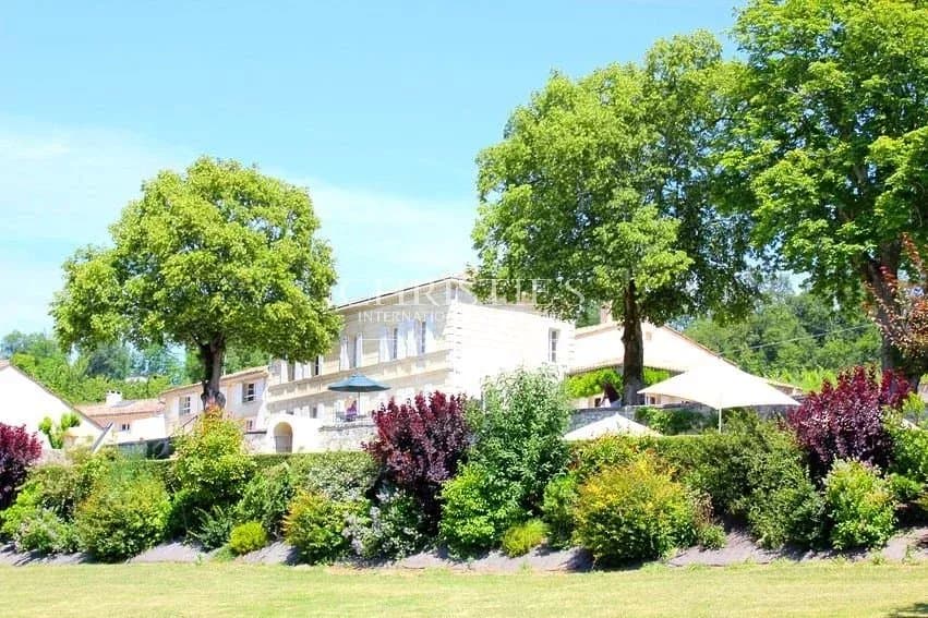 Château de 7 chambres, avec piscine et court de tennis