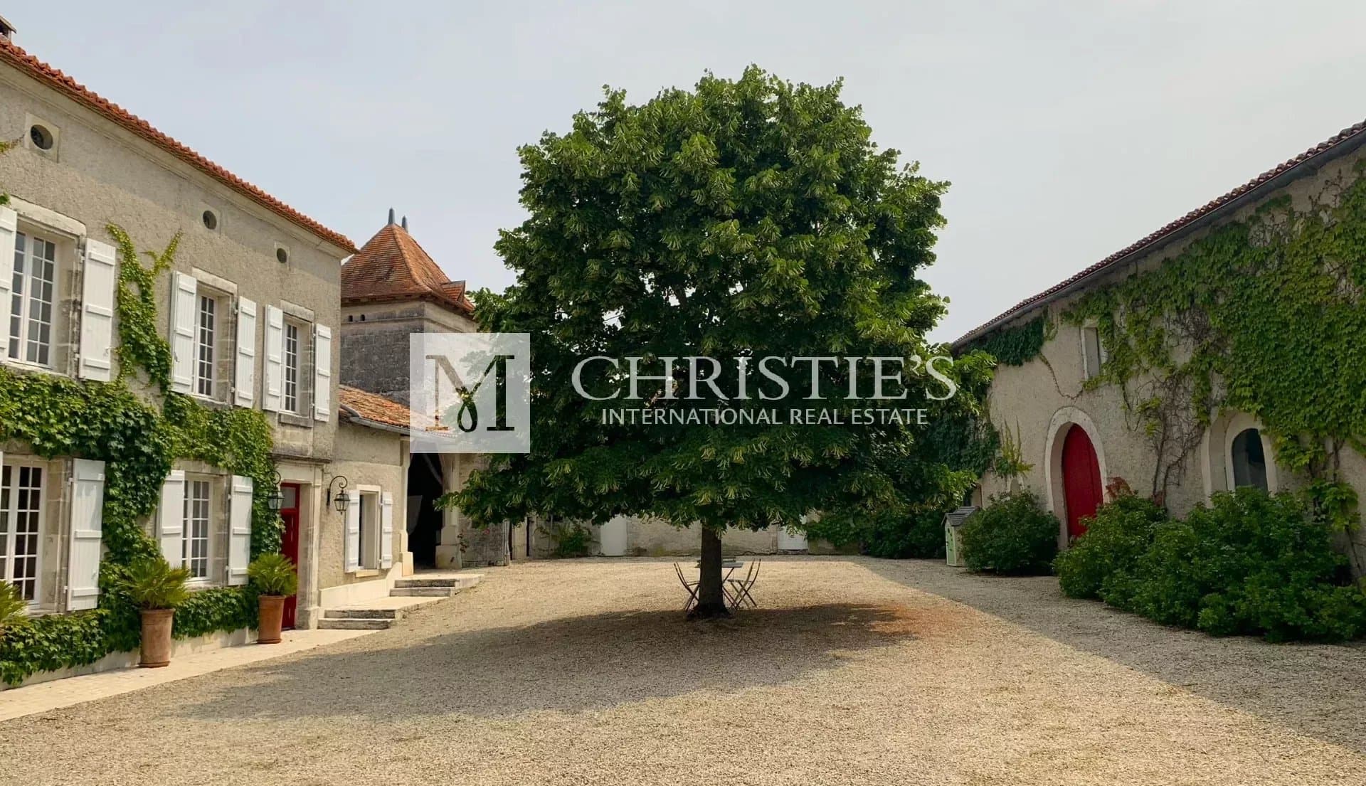 A vendre Maison de Maître du 18e siècle rénovée, à 15 min. d'Angoulême.