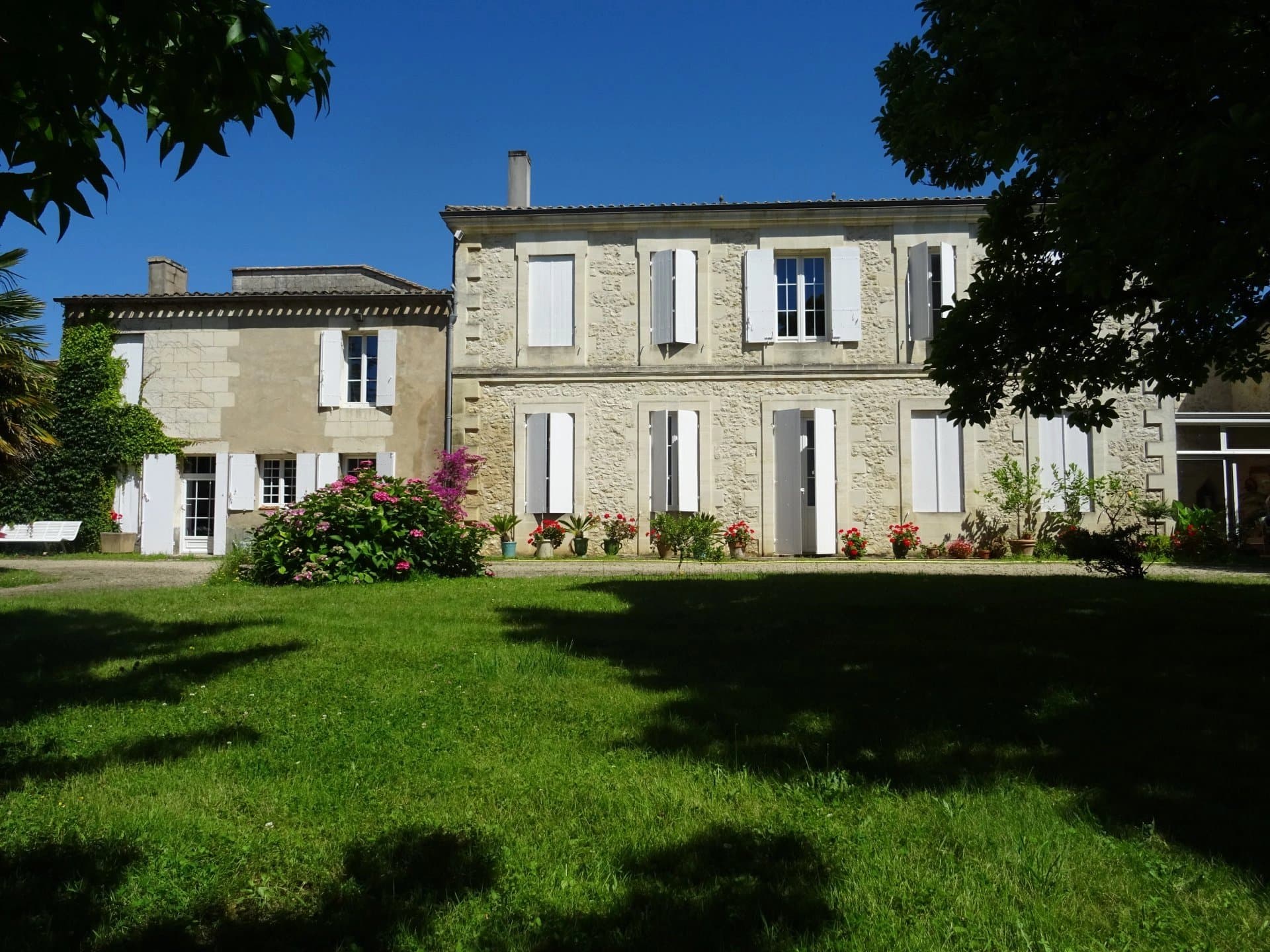 Propriété viticole de caractère en position dominante avec piscine