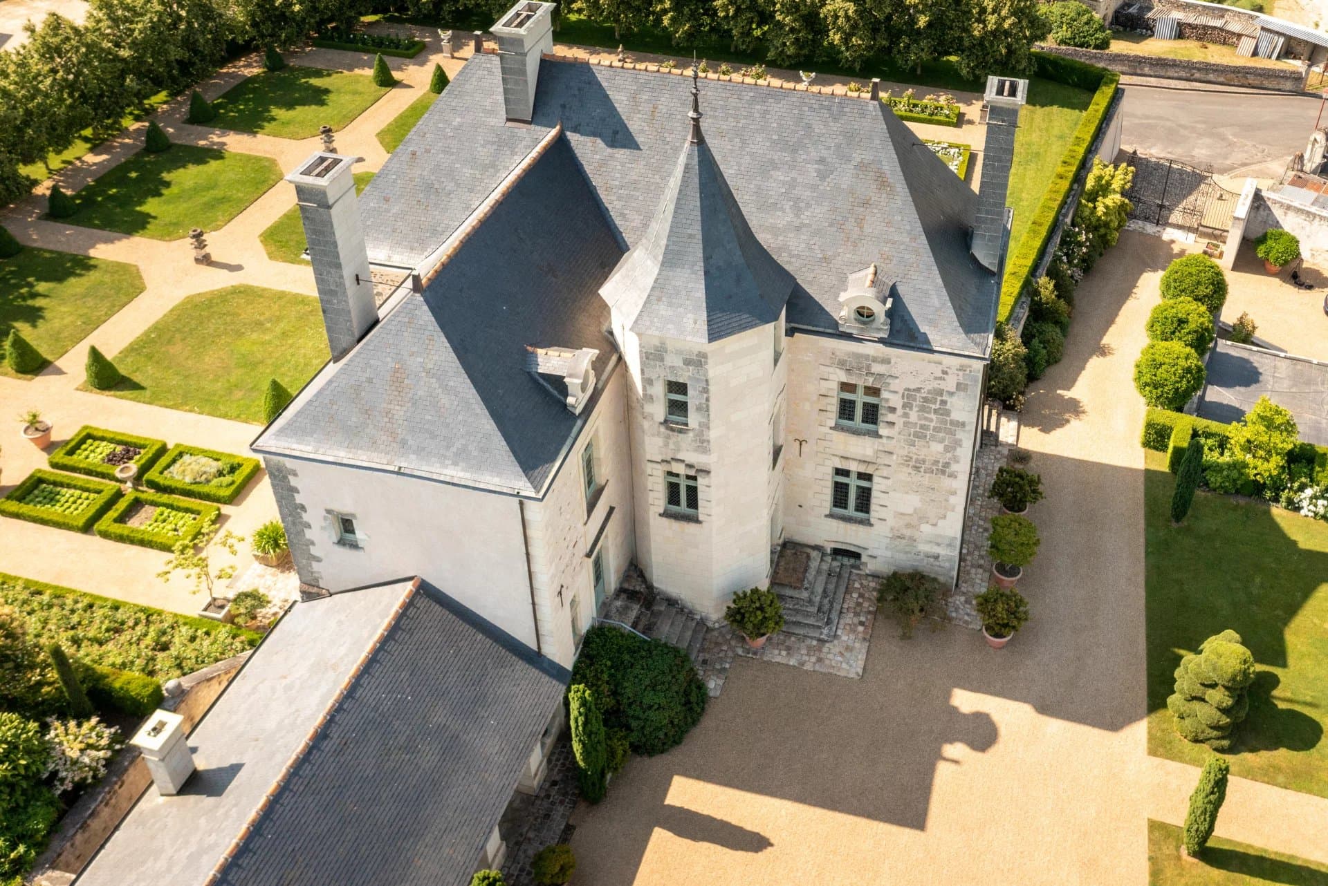 Manoir exceptionnel du XV et XVIeme avec jardins à la Française et vignoble Saumur AOC