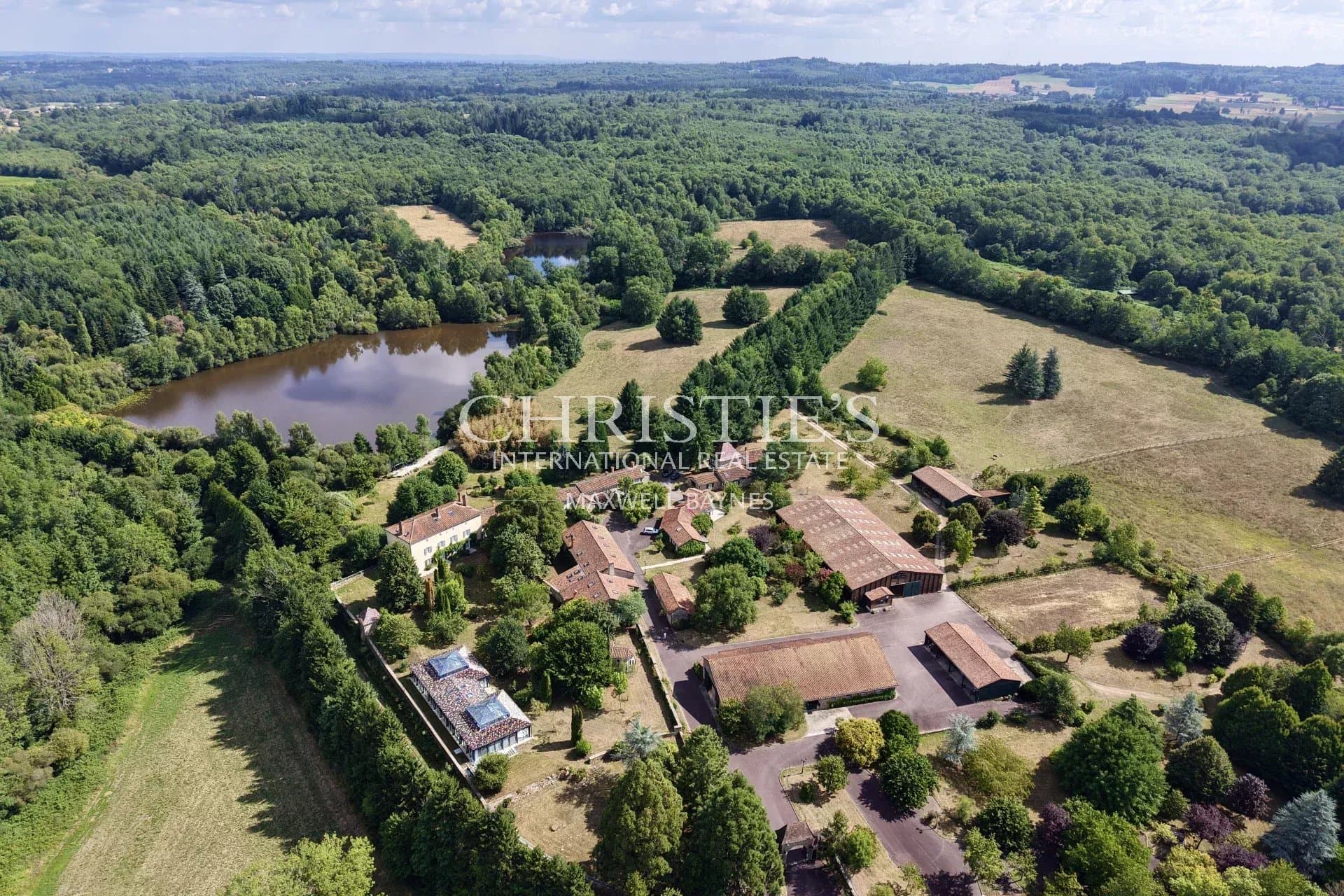 Exceptional property on 144 HA in the Périgord Vert
