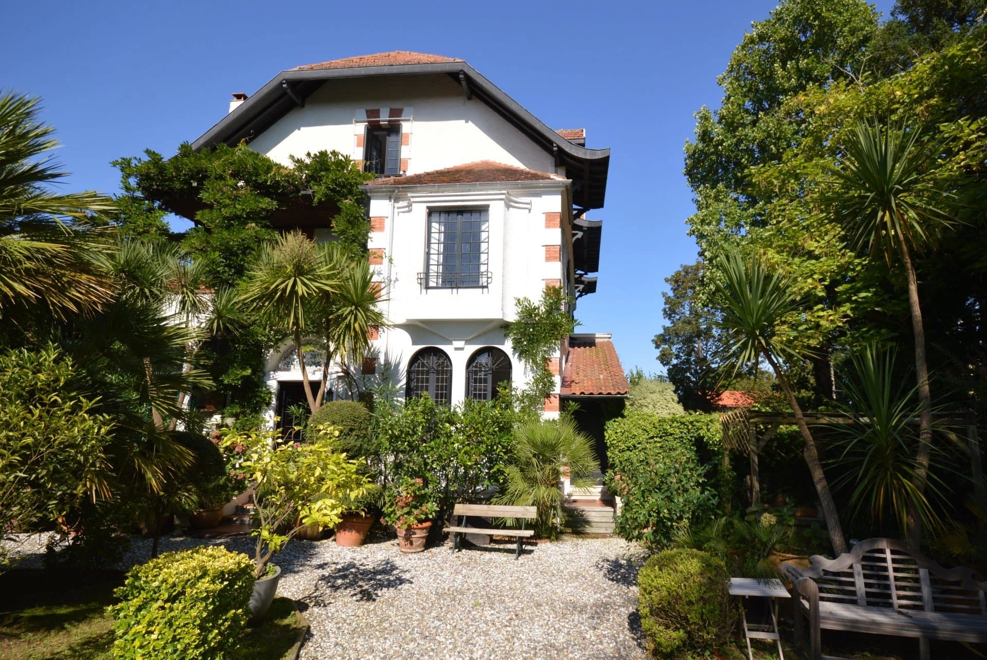 BIARRITZ, PARC D’HIVER. A SPACIOUS CHARACTER VILLA