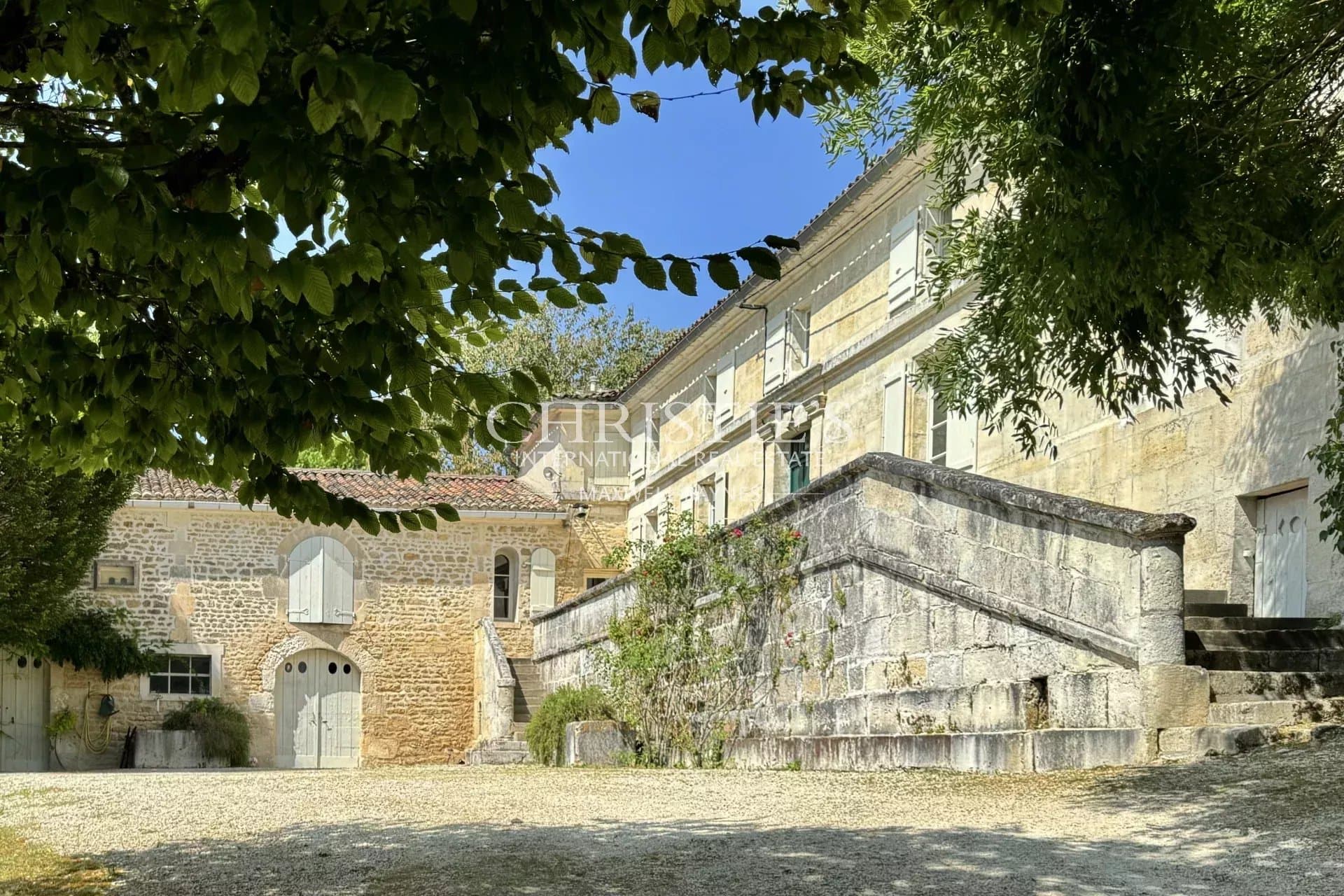 Vente exclusive : ancien domaine de cognac entièrement rénové près d'Angoulême.