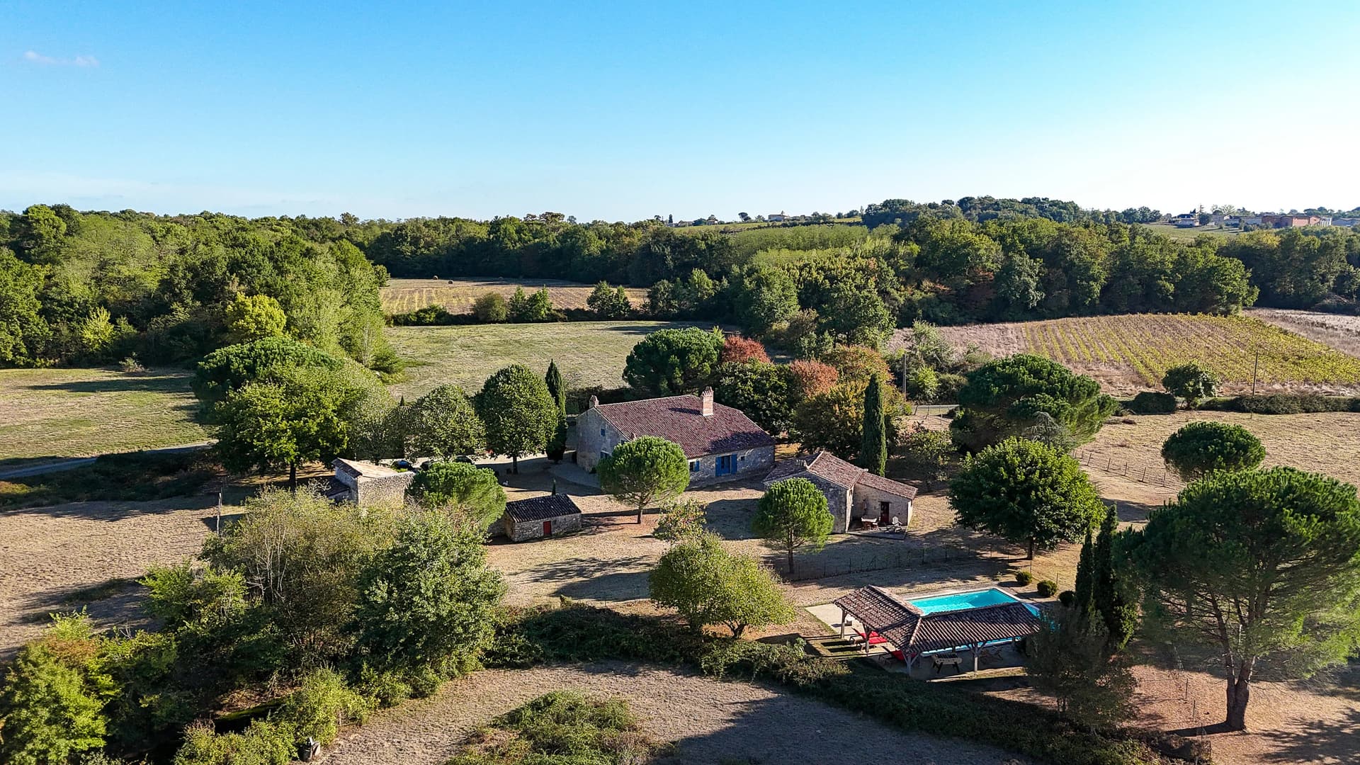 Charming Country Property with Guest Cottage and Swimming Pool, Just 40 km from Bordeaux